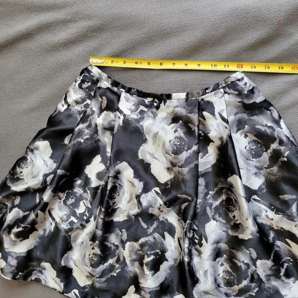 Blondie Nites by Stacy Skylar Skirt Womens Size 8 Floral Black ALine Pleated - Picture 3 of 8